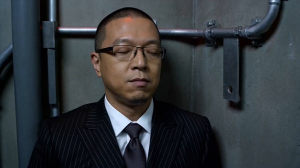 以参考图为主角，保持面部特征、发型、肤色、穿着和身材比例一致。他是一位30岁的男性。 0-3秒：暴起发难 动作：倚靠在狭窄走廊里闪烁的荧光灯上，闭着眼睛。 音频：低沉的电流嗡鸣声突然被一声低沉、发自… prompt example