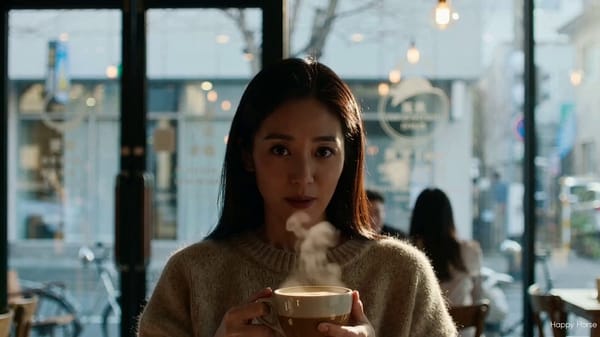 染料厂工人的一天，三个镜头连续叙事。镜头一：清晨工人在反应釜前记录工艺 镜头二：转身调节阀门的过肩特写 镜头三:俯视角拉升展现整个车间 戴白手套的手缓慢倾倒一瓶品红色染料溶液到玻璃量杯。 咖…