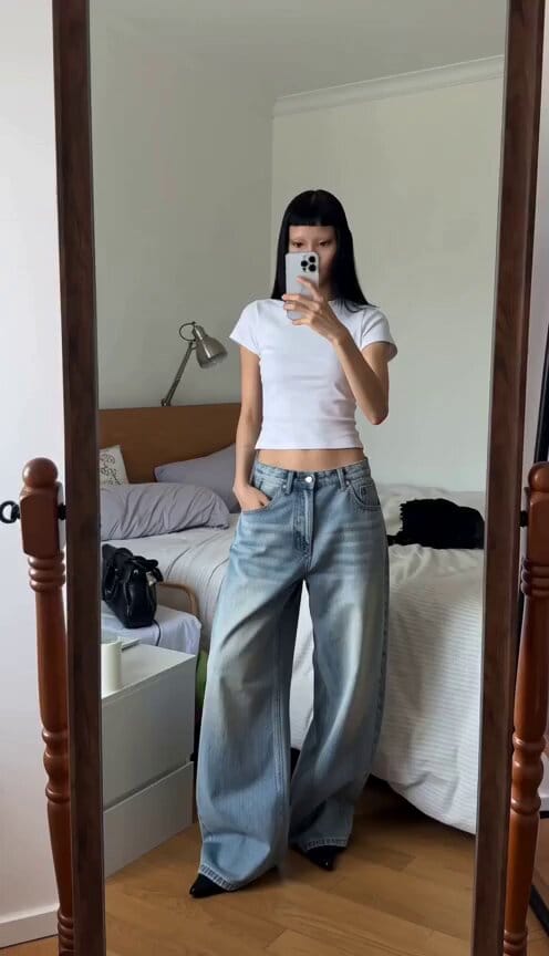빠른 컷 전환 템포, 핸드헬드 카메라 무브먼트 @캐릭터 의 얼굴 모든 구간에서 완전히 일치시킬 것. 착장, 헤어스타일은 구간마다 완전히 다른 스타일로 교체. 0-2초: 【침실 거… prompt example