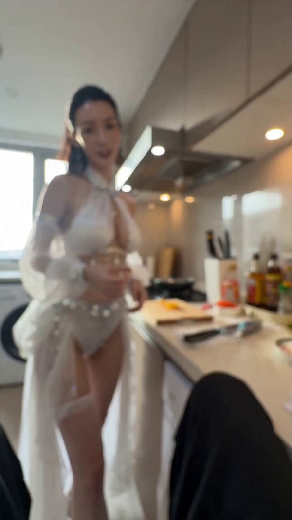 房东太太亲自喂你……想吃哪里都可以哦。 prompt preview