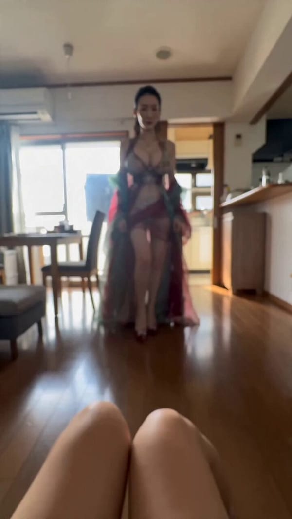 房东太太来检查一下……你最近住得还舒服吗？ prompt example