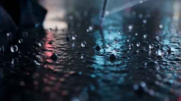 【风格】物理违和氛围短剧，雨夜霓虹冷调，超慢动作（120fps感），水珠粒子悬浮。 【时长】15秒 【角色】撑着透明伞站在街头的女子（黑色风衣，神情漠然）。 [00:00-00:03] 镜头…