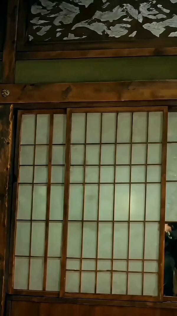 [视觉风格与整体格调] 激烈的传统日式居酒屋混战场景，兼具电影质感的武打美学，照片级写实画质，8K分辨率；环境呈现质朴的木质居酒屋内景，配有榻榻米、矮餐桌和日式障子纸门；光影氛围营造出温暖色调与戏剧… prompt example