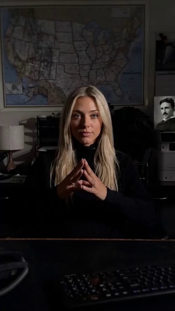 expert explaining their world prompt example
