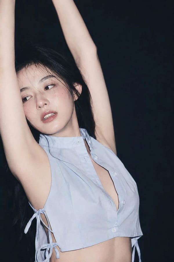 2:3，ccd直闪 90s 胶片杂志写真气质 近景半身裁切，人物占画面左中部与中央，人物2/3侧面视角，角色双臂上举形成纵深向框架（抬手拉伸），微侧头头部偏左，靠近左手臂。眼神湿润而游离，不…