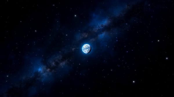 シーン: 深宇宙から始まり、日本列島の海岸へ一気に降下し、真夏のビーチでデカ盛りカップ焼きそばを食べる女性のショットで終わる、シームレスなワンカット映像。宇宙規模の視点から、人間の近距離ショ…