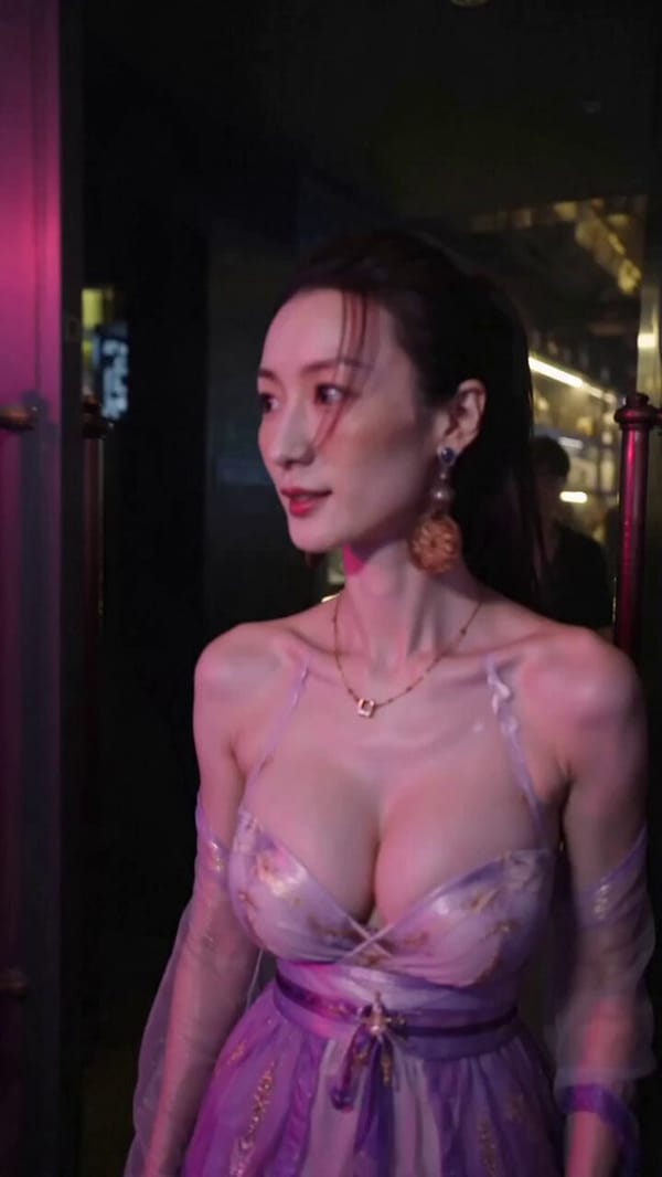 以未经处理的iPhone手持拍摄真实视频素材风格呈现，所有相机设置均为自动。画面带有真实的手持轻微晃动和操作者呼吸感，自动对焦在女主角与环境间偶尔搜索、延迟，自动白平衡随夜店霓虹灯光自然切换但带浅紫… prompt example
