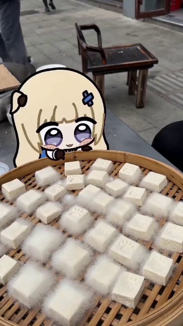 使用参考图作为主要角色形象参考。角色要尽量接近参考图里的小人：可爱 Q 版二次元小女孩，大头小身体，浅金色长发齐刘海，大大的紫色高光眼睛，粗黑描边，粉色腮红，蓝色发卡，白蓝色水手服，表情可爱，古早贴… prompt example