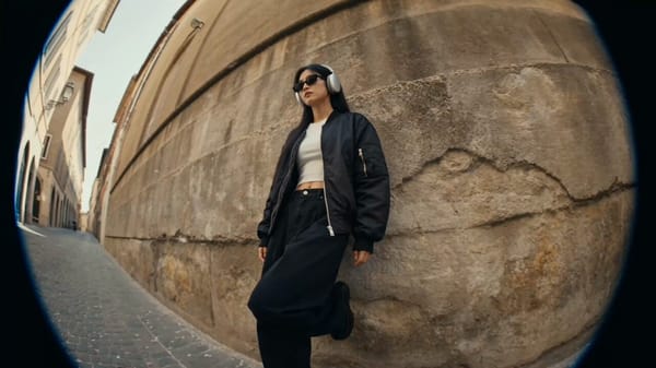 10秒の16:9横長シネマ動画。 フォトリアルな実写映像。 BGMなし。画面内テキストなし。 「CharacterSheet」 を主人公の唯一の人物参照にする。 顔、髪型、体型、服装、ヘッド…