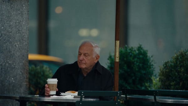 时长：15秒 画幅：16:9横屏 风格：电影级追逐一镜到底（Cinematic Chase Oner），纽约曼哈顿街头，阴天散射自然光，冷调低饱和纪实电影质感 角色：主角 ═════════…