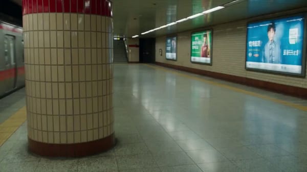 مشهد أكشن سينمائي ديناميكي يحدث داخل محطة مترو أنفاق تحت الأرض. امرأة شابة شرق آسيوية ذات شعر أ…