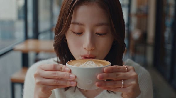 22歳の女性が歌う恋のミュージックビデオ（MV）用イメージ映像として、カメラマンが彼女の魅力を収めた15秒間のパーソナルなVlog・恋人視点映像を作成せよ。超現実的。15秒は約6個の短いショ…